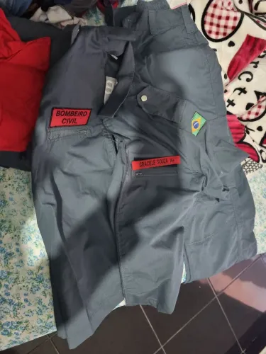 Uniforme de bombeiro civil completo 2 calças uma bota número 35 e outos itens