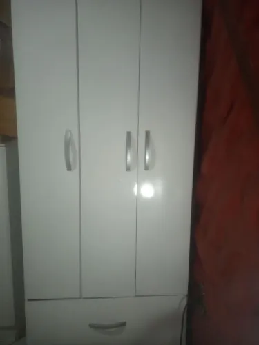Armário guarda roupas em MDF na cor branca com 3 portas e uma gaveta porta " Sapatos "