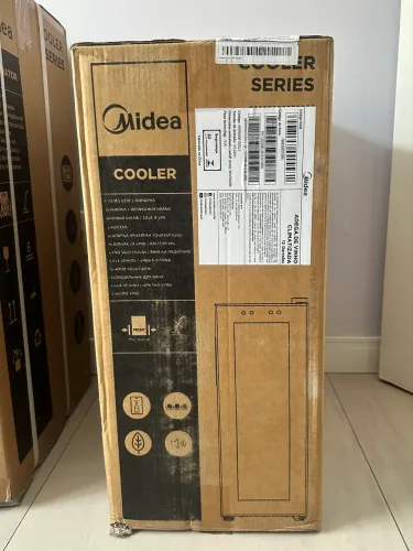 Na caixa. Adega Climatizada 12 garrafas Midea