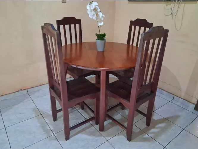 Jogo de mesa e 4 cadeiras em madeira de lei.