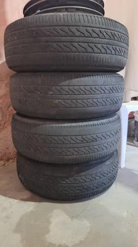 Jogo de rodas de ferro com pneus e calotas marca Fiat