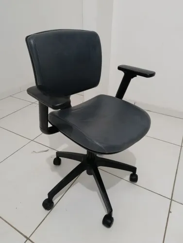 Cadeiras giratórias Giroflex em couro