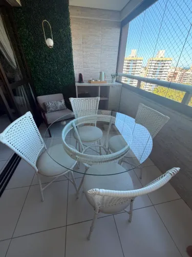 Mesa de vidro 4 lugares com estofado de linho