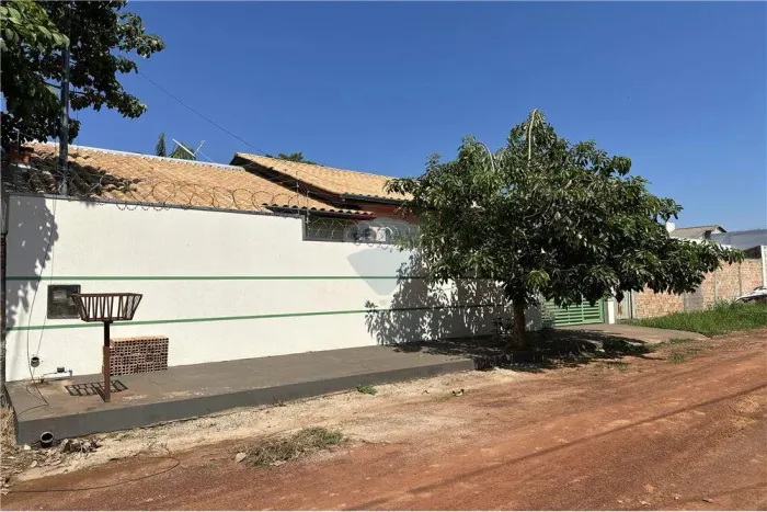 Casa com piscina á venda no Santa Luzia em Confresa