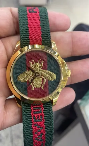 Gucci com a abelha bordada no mostrador