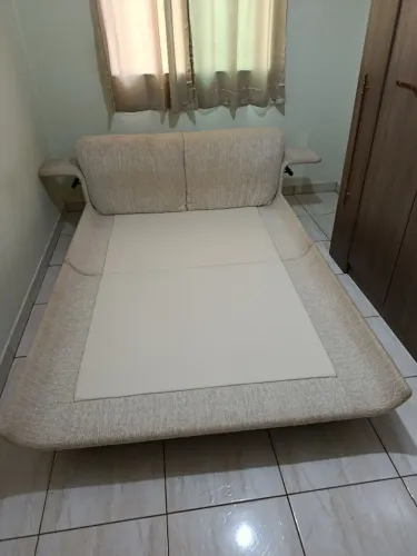 Cama de alto padrão com design contemporâneo e acabamento sofisticado.