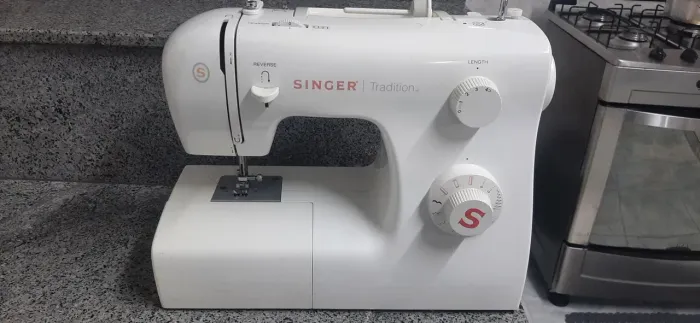 Máquina de costura Singer Modelo 2250 - 220V