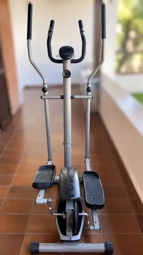 APARELHO DE GINÁSTICA ELÍPTICO / SIMULADOR DE CAMINHADA - USADO