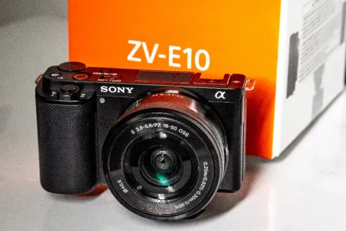 Sony ZV-E10 + Lente 16-50mm + Kit Completo 4K, APS-C, Vlog, Impecável