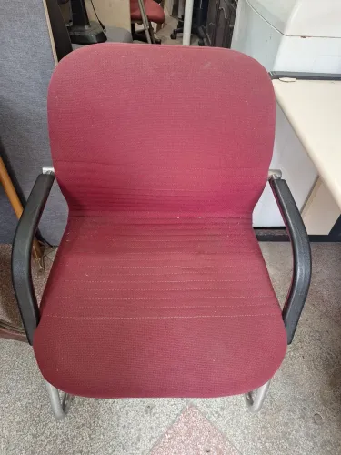 Cadeira super resistente em bom estado.