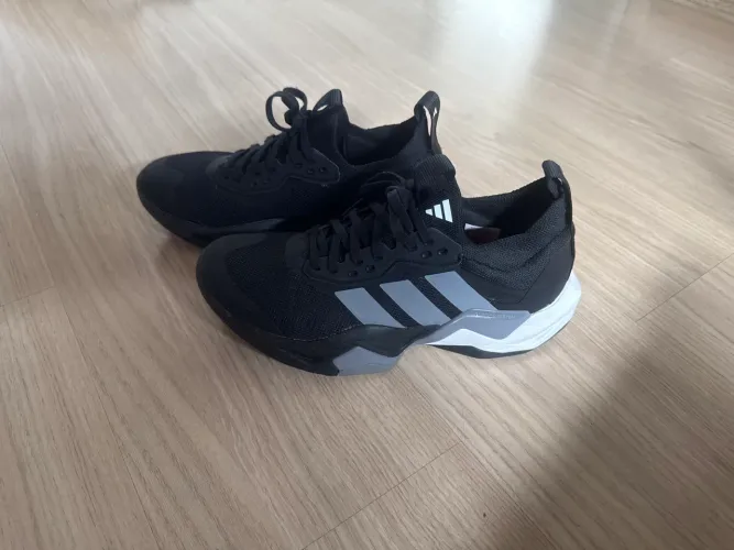 Tênis Adidas 