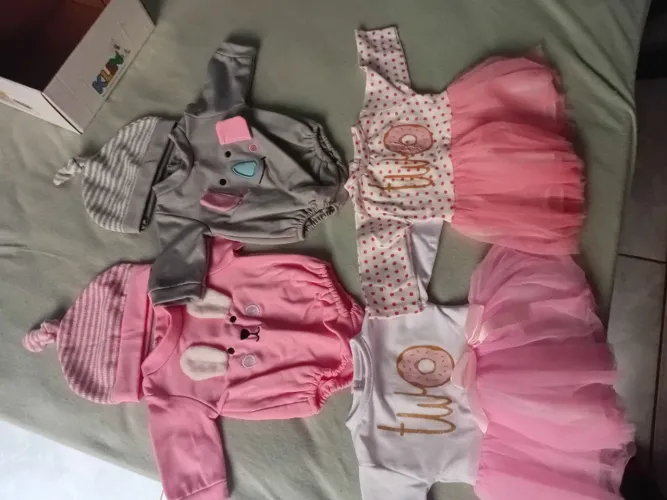 Vendo roupinhas de boneca serve para boneca até 35cm
