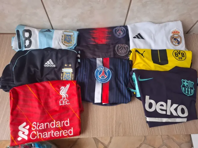 Kit de Camisetas times tamanho infantil.