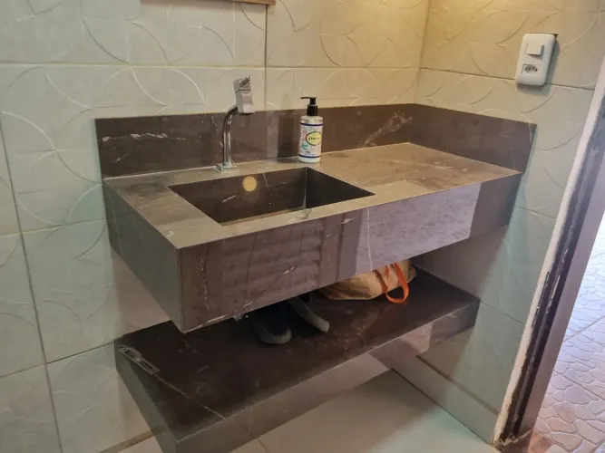 Bancada + prateleira + torneira