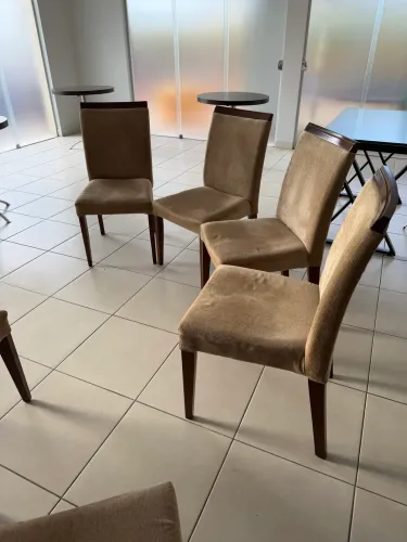 Jogo de cadeiras de jantar em suede e pés de madeira maciça