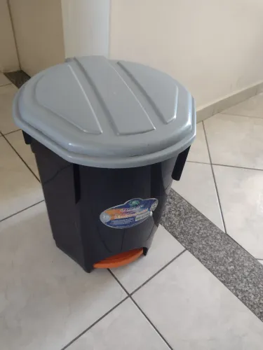 Lixeira com 30 litros de capacidade
