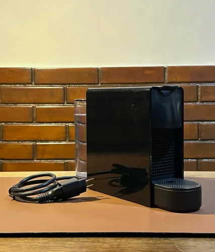 Cafeteira Nespresso Essenza Mini preta (Modelo C30)