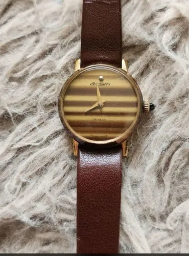 Relógio de pulso analógico vintage com caixa folheado a ouro 18k pulseira em couro