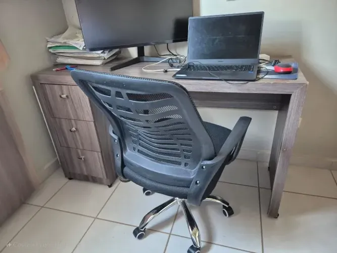 Mesa e cadeira