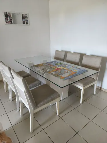 Mesa de 6 lugares (cabe até 8 lugares) com cadeiras