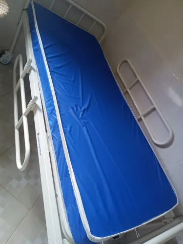 Vendo cama hospitalar com colchão