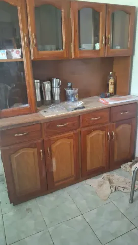 Armario de cozinha tipo cristaleira em macacauba