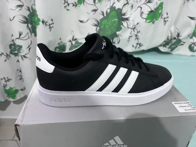 Tênis adidas nunca usado