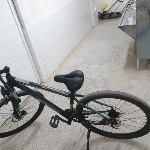 Vendo uma bicicleta aro 29 quadro de alumínio toda revisada só ponto de andar