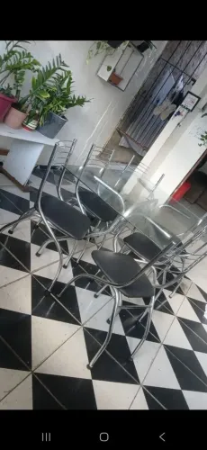 Mesa de vidro com 6 cadeiras