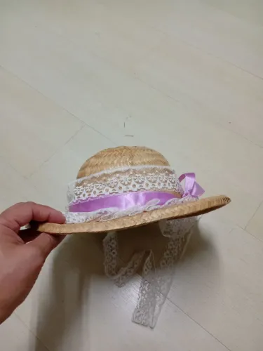 Chapéu de palha com rendinha e laço rosa 