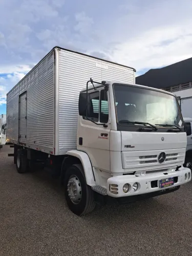 MB 1718 (Baú Fechado Metalico)