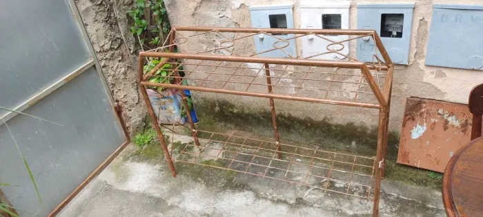 Aparador antigo em ferro no estado das fotos