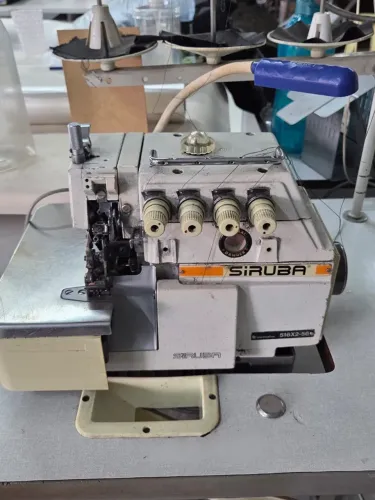 Máquina Overlock Siruba 