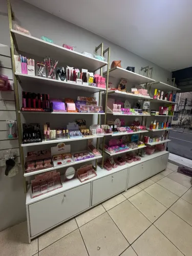 Passo produtos de loja de maquiagem