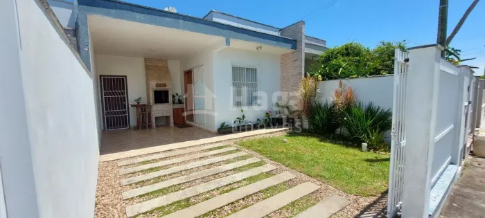 Casa a venda no bairro Itacolomi em Balneário Piçarras/SC