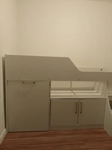Cama de solteiro com mesa embutida com armário e gaveta
