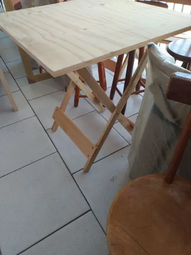 Mesa quadrada NOVAS de madeira