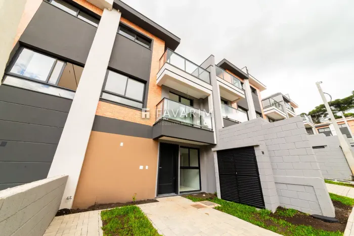 Triplex com 112m² 03 quartos e 02 vagas de garagem à venda no Santa Cândida - Ref. 228 MF