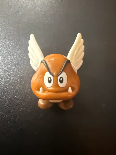 Personagem Goomba Kinder Ovo edição Mário