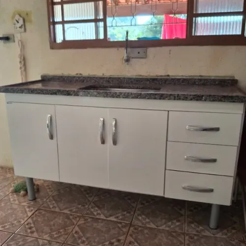 Gabinete para cozinha com pia de granito e bojo de inox, 3 porta e 3 gavetas 1.50m