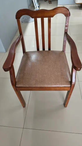 Vendo 2 cadeiras para de madeiras 50 reais cada uma