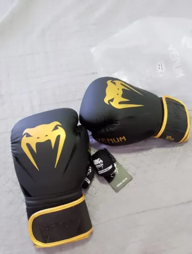 Vende-se luva de muay thai- semi nova