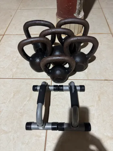 Pesos kettlebell para academia