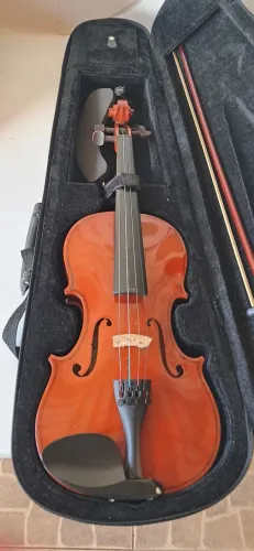 ?Violino Giannini GIV 3/4 - Kit Completo (Espaleira Free Sax's + Breu + Estojo)