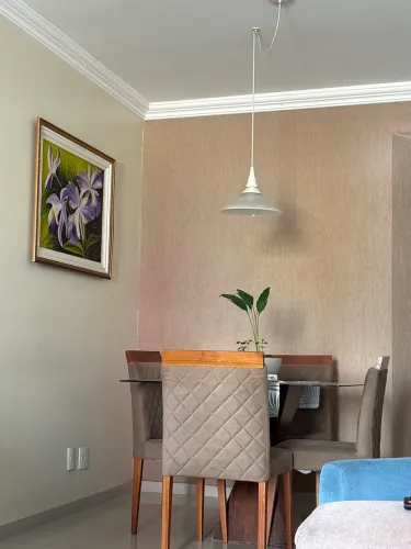 Vendo mesa com 4 lugares sendo uma cadeira precisando de reparo