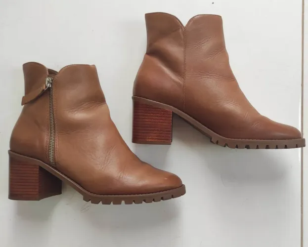 BOTA CANO CURTO SALTO MÉDIO COURO MARROM AREZZO