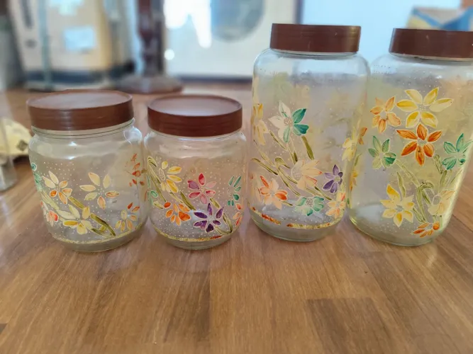 Conjunto de potes de vidro pintados à mão