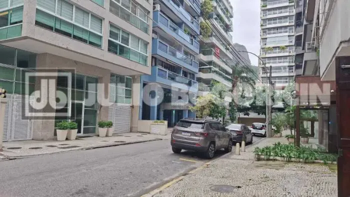 Leblon-Rua valorizada-3 quartos-Suite-Deps.de serviço-1vaga de garagem