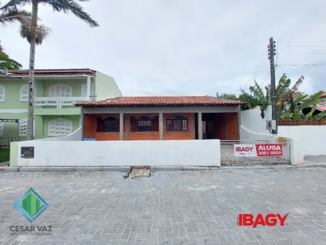 Casa a venda em excelente localização no bairro Ponta das Canas.