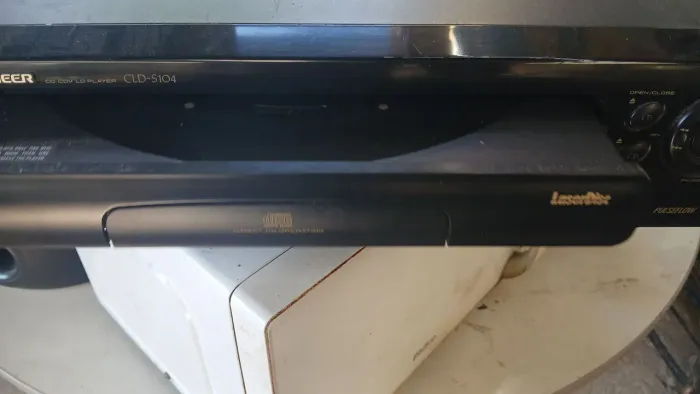 Vendo um aparelho Pioneer CLD-S104